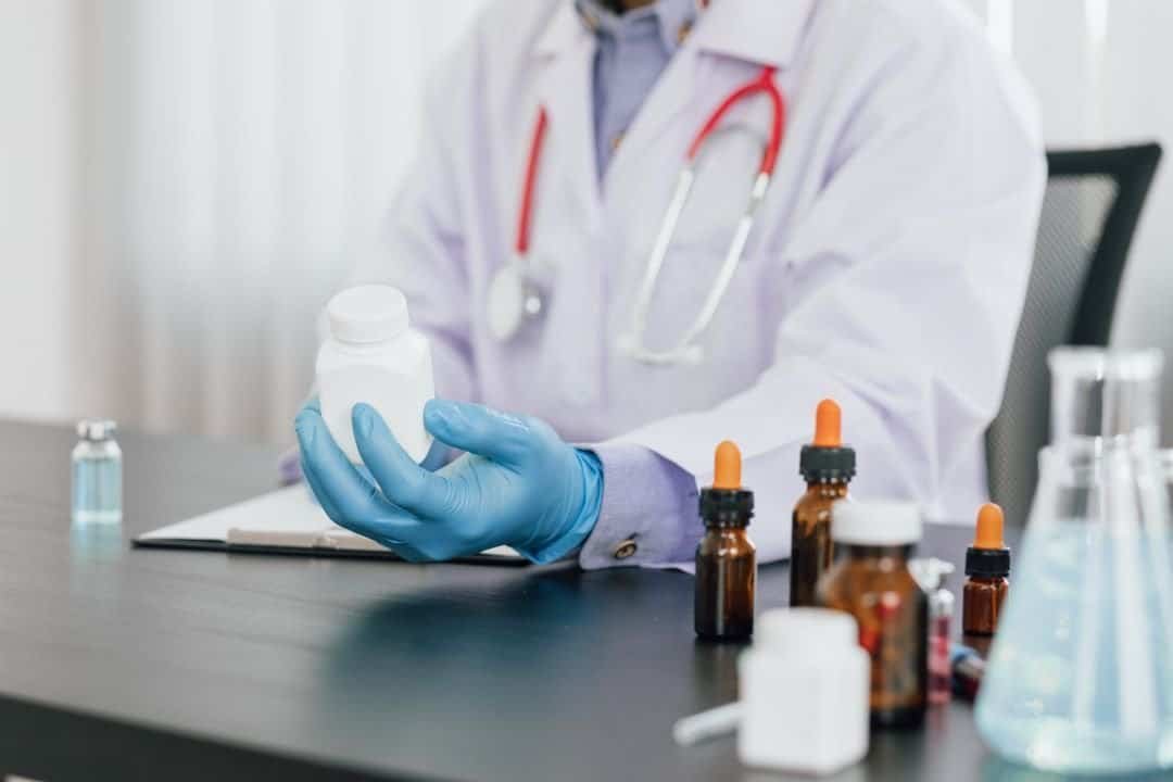 profesional de maquila de suplementos alimenticios con botellas