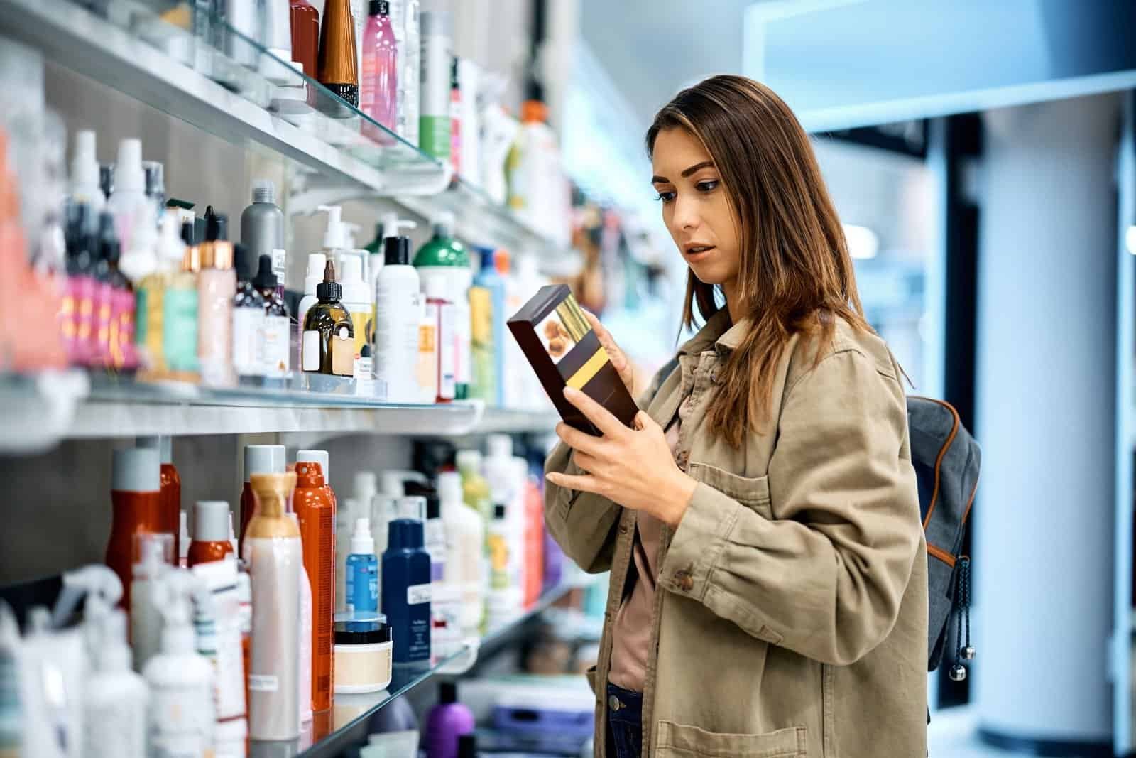 Mujer leyendo instrucciones de productos de belleza. Maquila de productos de belleza