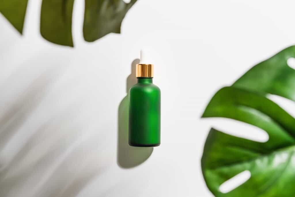 Bote al centro en verde con maquila de productos de belleza