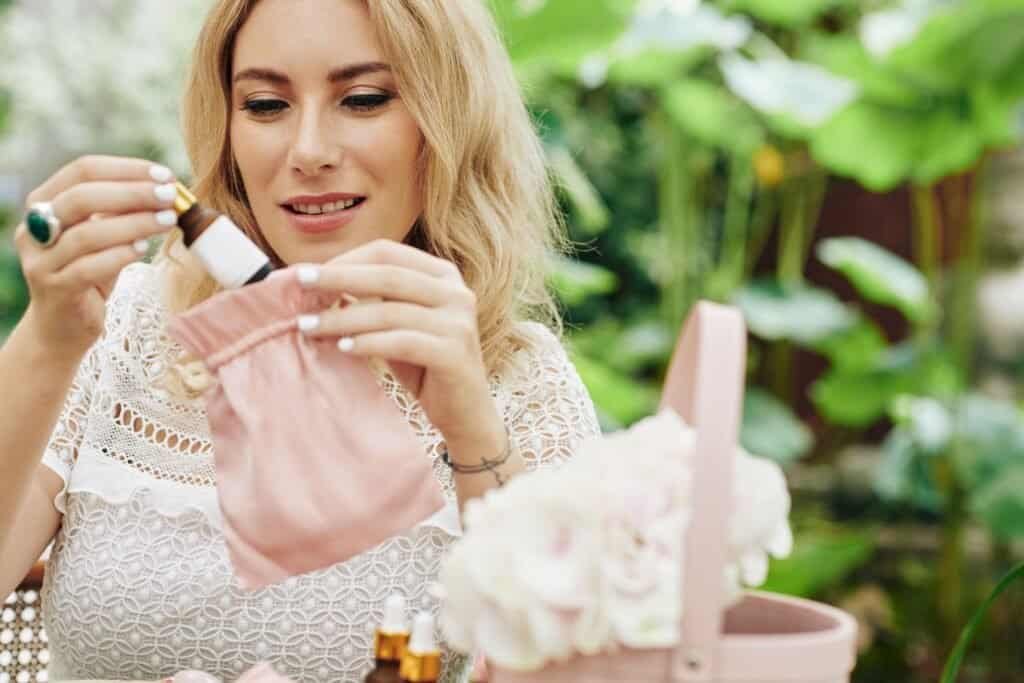 Emprendedora metiendo bote maquila de producto de belleza en bolsita