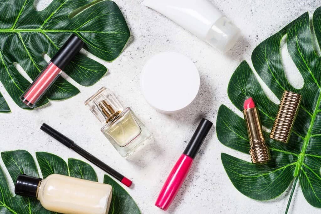 Hojas verdes y productos de belleza hechos en maquilas