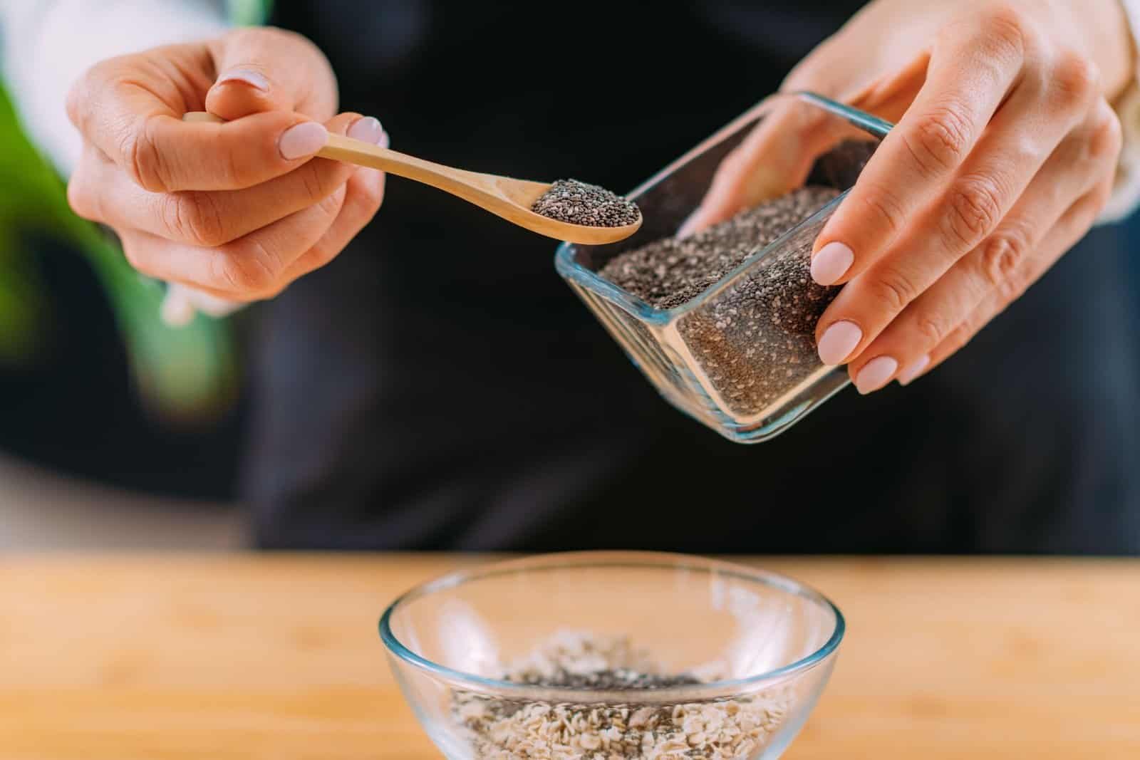 Mujer preparando un postre saludable con semillas de chía. ¿Qué es la chía y cómo nos ayuda a adelgazar?