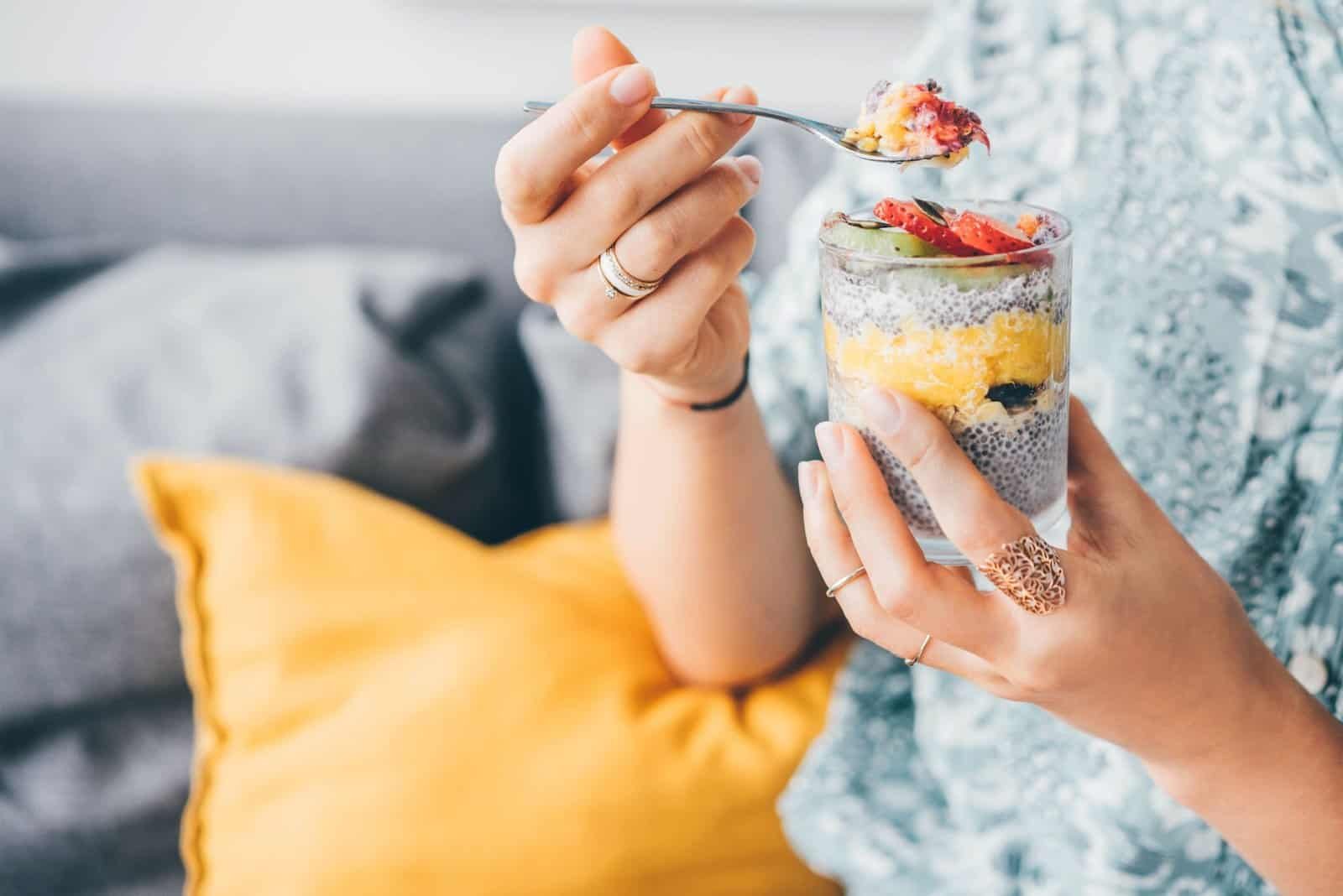 Qué es la chia y cuáles son los beneficios de su consumo. Mujer disfrutando de su merienda saludable con semillas de chía.
