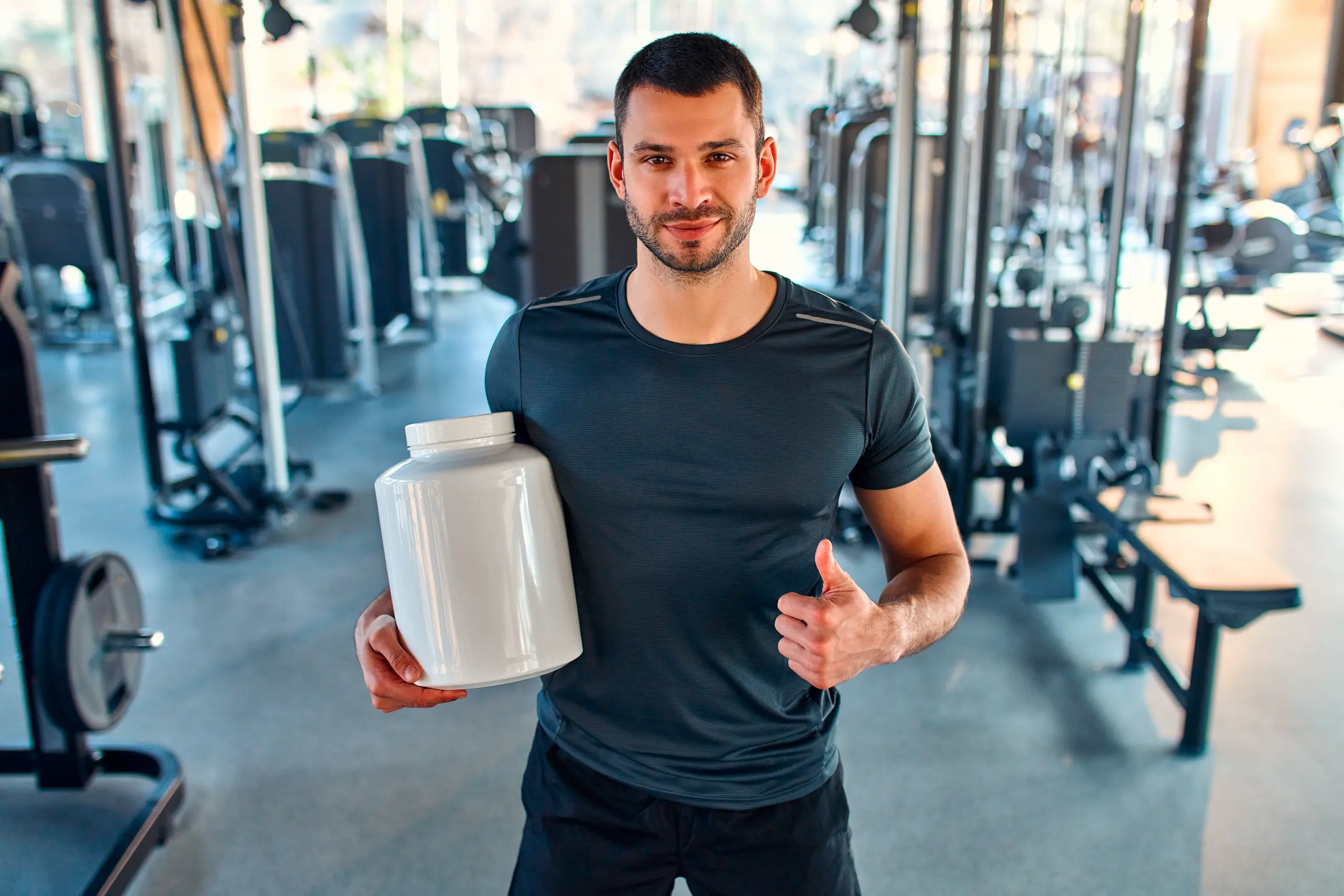 Joven emprendedor con bote blanco en sus manos.